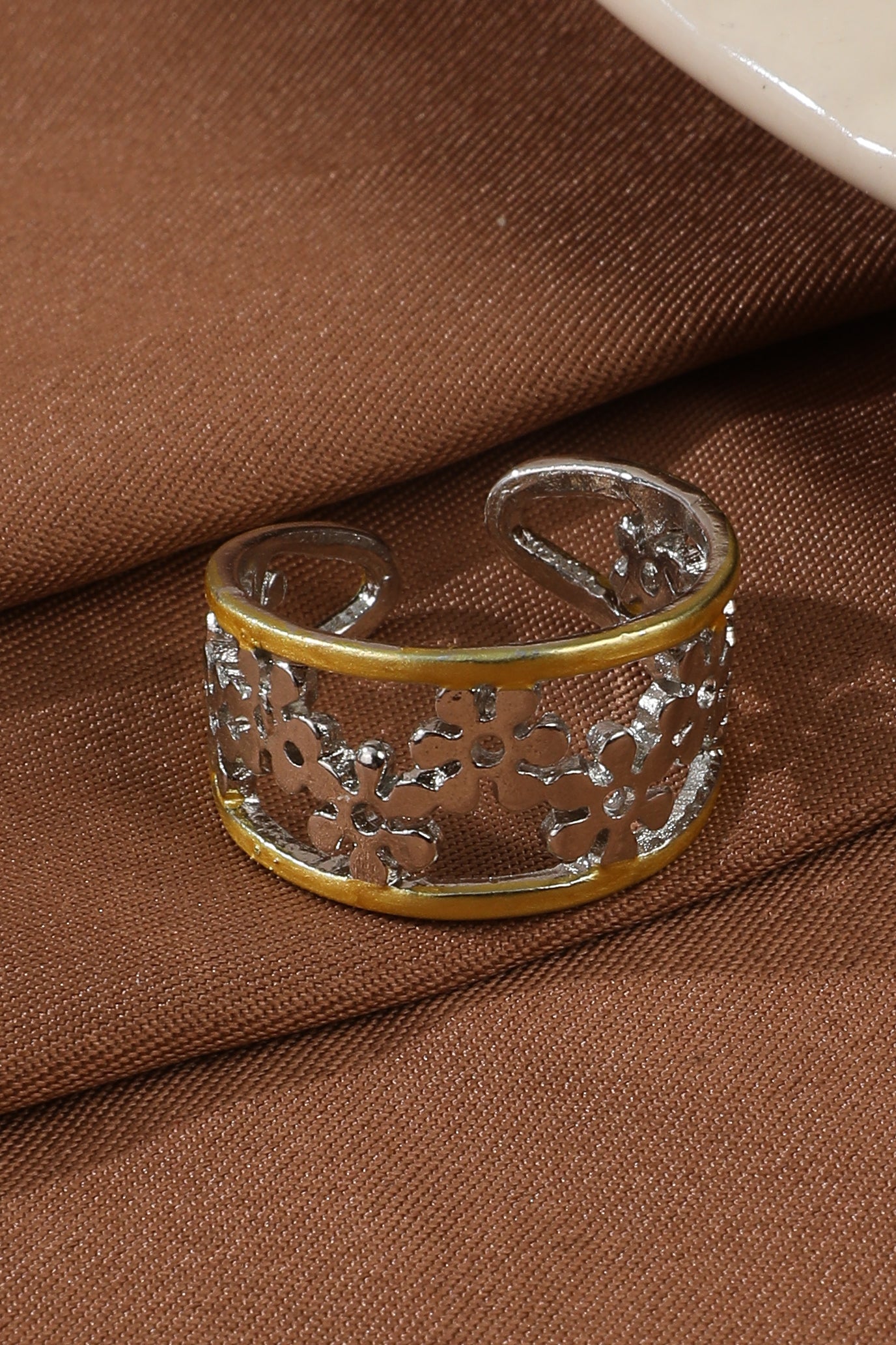 Irregular Hollow Daisy Ring